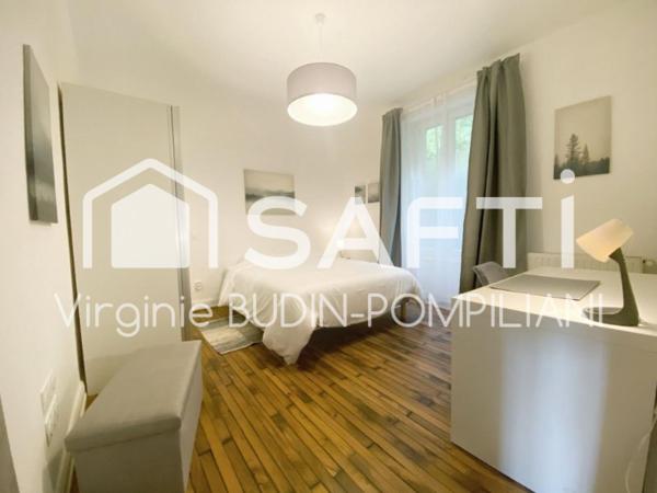 Cadre exceptionnel : Le bien est niché au calme, dans un charmant manoir, avec entrée totalement indépendante.