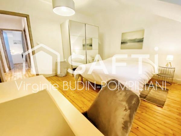 Cadre exceptionnel : Le bien est niché au calme, dans un charmant manoir, avec entrée totalement indépendante.