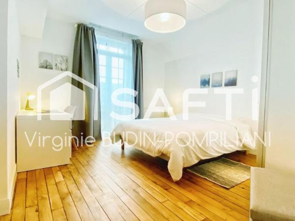 Cadre exceptionnel : Le bien est niché au calme, dans un charmant manoir, avec entrée totalement indépendante.