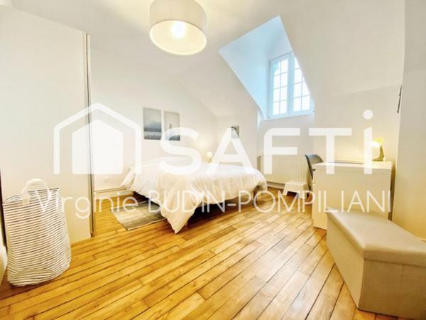 Cadre exceptionnel : Le bien est niché au calme, dans un charmant manoir, avec entrée totalement indépendante.