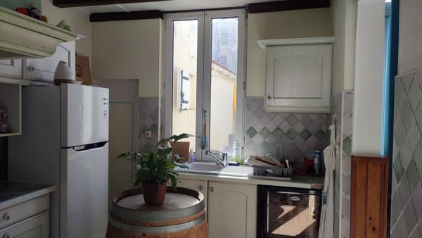 Exclusivité à Rochefort : Maison Plain-Pied en pierre 4 pièces et coure privative