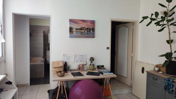 Exclusivité à Rochefort : Maison Plain-Pied en pierre 4 pièces et coure privative