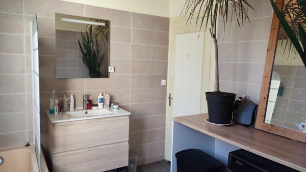 Exclusivité à Rochefort : Maison Plain-Pied en pierre 4 pièces et coure privative