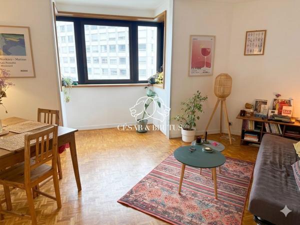 Appartement T3 de 62,83 m² avec séjour en rotonde et parking privé, idéalement situé au cœur du 6e arrondissement de Lyon, étage élevé.