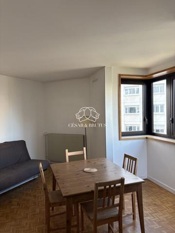 Appartement T3 de 62,83 m² avec séjour en rotonde et parking privé, idéalement situé au cœur du 6e arrondissement de Lyon, étage élevé.