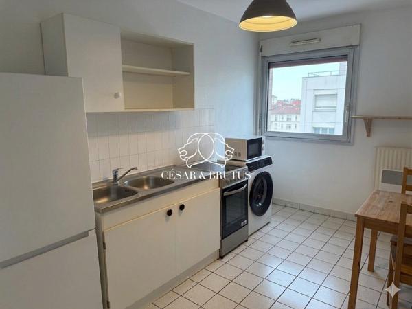 Appartement T3 de 62,83 m² avec séjour en rotonde et parking privé, idéalement situé au cœur du 6e arrondissement de Lyon, étage élevé.