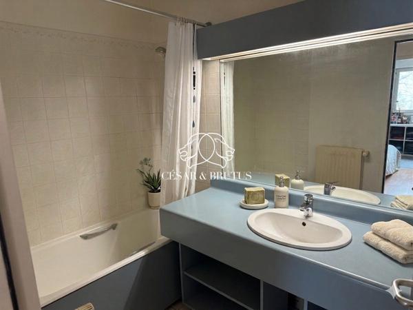 Appartement T3 de 62,83 m² avec séjour en rotonde et parking privé, idéalement situé au cœur du 6e arrondissement de Lyon, étage élevé.