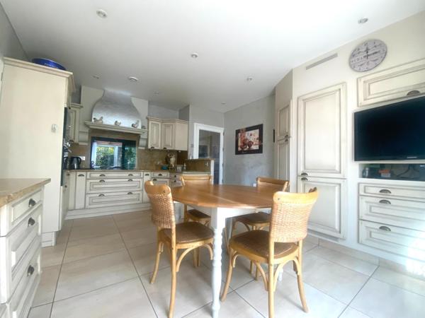SPLENDIDE MAISON VOLUMES GENEREUX GARAGE DE 93 M2  A DEUX PAS DE LA ROCHELLE !