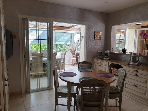 SPLENDIDE MAISON VOLUMES GENEREUX GARAGE DE 93 M2  A DEUX PAS DE LA ROCHELLE !