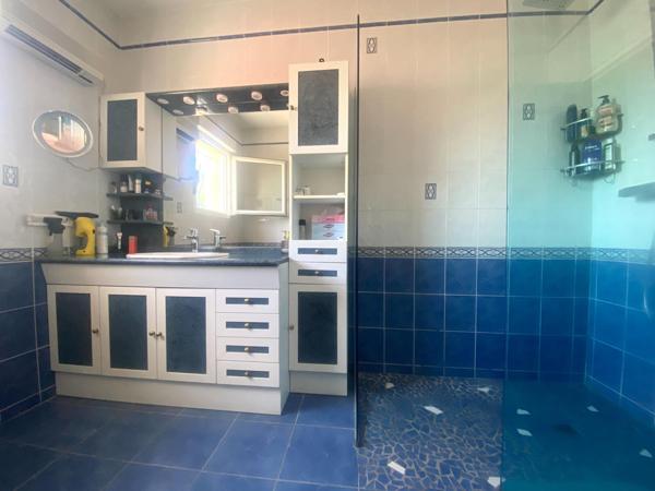 SPLENDIDE MAISON VOLUMES GENEREUX GARAGE DE 93 M2  A DEUX PAS DE LA ROCHELLE !