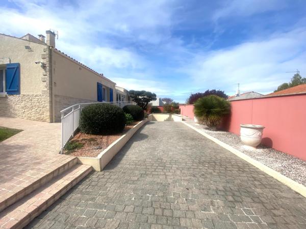 SPLENDIDE MAISON VOLUMES GENEREUX GARAGE DE 93 M2  A DEUX PAS DE LA ROCHELLE !