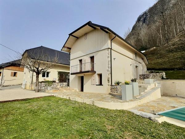 Proche Chambéry ! Propriété de charme avec piscine et gîte, composée de deux maisons indépendantes sur 2800m2 de terrain