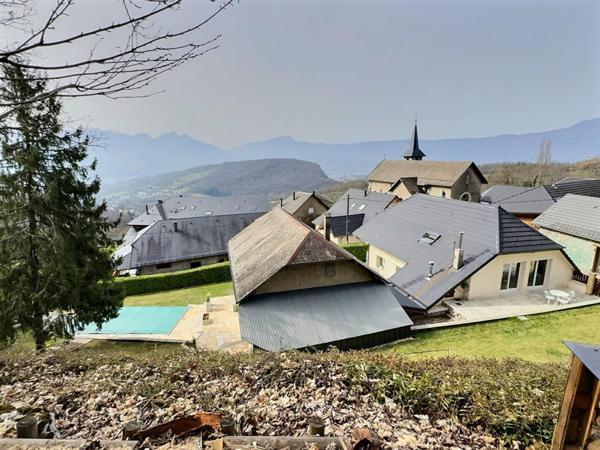 Proche Chambéry ! Propriété de charme avec piscine et gîte, composée de deux maisons indépendantes sur 2800m2 de terrain