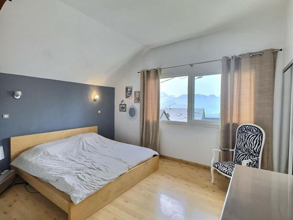 Proche Chambéry ! Propriété de charme avec piscine et gîte, composée de deux maisons indépendantes sur 2800m2 de terrain