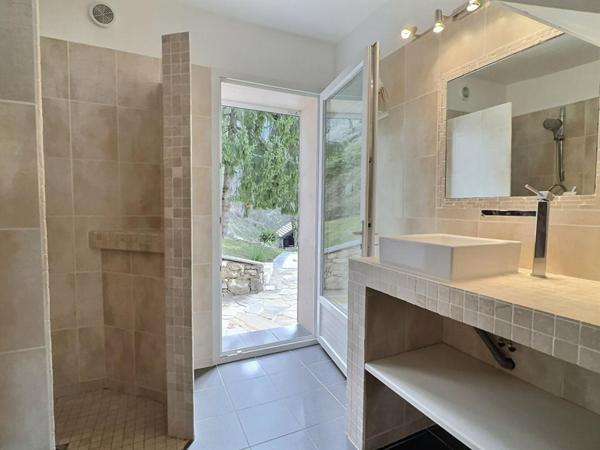 Proche Chambéry ! Propriété de charme avec piscine et gîte, composée de deux maisons indépendantes sur 2800m2 de terrain