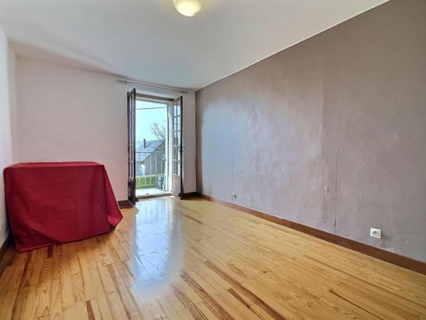 Proche Chambéry ! Propriété de charme avec piscine et gîte, composée de deux maisons indépendantes sur 2800m2 de terrain