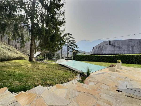 Proche Chambéry ! Propriété de charme avec piscine et gîte, composée de deux maisons indépendantes sur 2800m2 de terrain