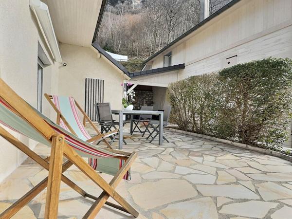 Proche Chambéry ! Propriété de charme avec piscine et gîte, composée de deux maisons indépendantes sur 2800m2 de terrain