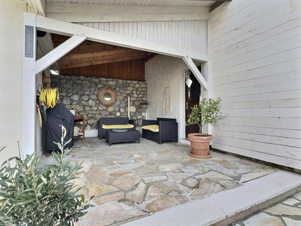 Proche Chambéry ! Propriété de charme avec piscine et gîte, composée de deux maisons indépendantes sur 2800m2 de terrain