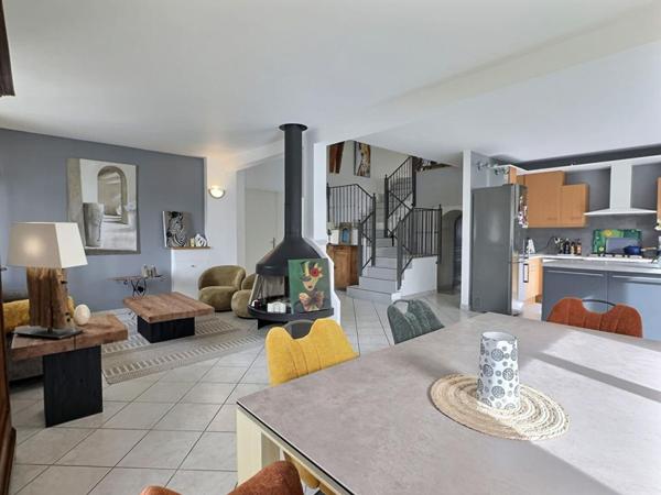 Proche Chambéry ! Propriété de charme avec piscine et gîte, composée de deux maisons indépendantes sur 2800m2 de terrain