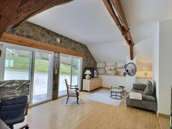 Proche Chambéry ! Propriété de charme avec piscine et gîte, composée de deux maisons indépendantes sur 2800m2 de terrain
