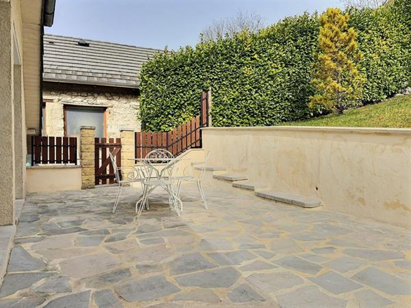 Proche Chambéry ! Propriété de charme avec piscine et gîte, composée de deux maisons indépendantes sur 2800m2 de terrain