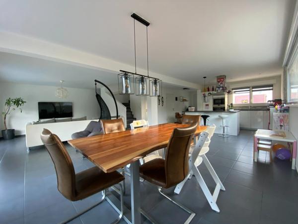 SAINT-LOUIS, 300m station bus pour Bâle, Splendide Villa de 2016, 136m² (+66m² de sous-sol chauffé!!), 8.80ares clos, arboré & paysagé. Vue forêt. Emplacement d'exception!