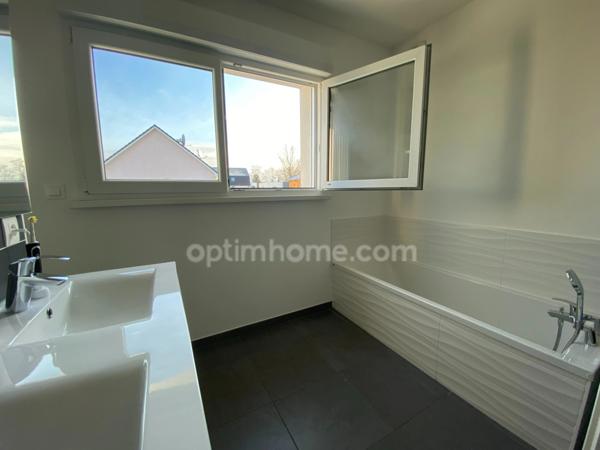 SAINT-LOUIS, 300m station bus pour Bâle, Splendide Villa de 2016, 136m² (+66m² de sous-sol chauffé!!), 8.80ares clos, arboré & paysagé. Vue forêt. Emplacement d'exception!