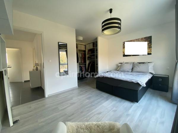 SAINT-LOUIS, 300m station bus pour Bâle, Splendide Villa de 2016, 136m² (+66m² de sous-sol chauffé!!), 8.80ares clos, arboré & paysagé. Vue forêt. Emplacement d'exception!