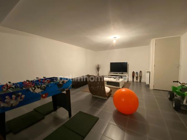 SAINT-LOUIS, 300m station bus pour Bâle, Splendide Villa de 2016, 136m² (+66m² de sous-sol chauffé!!), 8.80ares clos, arboré & paysagé. Vue forêt. Emplacement d'exception!