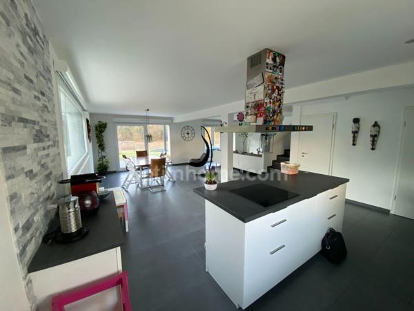 SAINT-LOUIS, 300m station bus pour Bâle, Splendide Villa de 2016, 136m² (+66m² de sous-sol chauffé!!), 8.80ares clos, arboré & paysagé. Vue forêt. Emplacement d'exception!