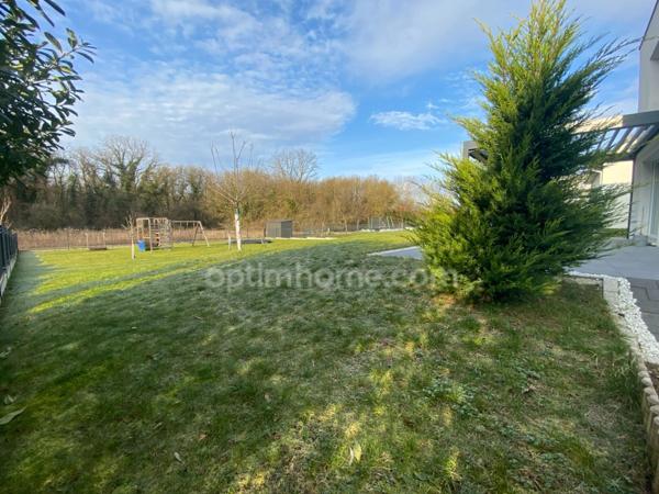 SAINT-LOUIS, 300m station bus pour Bâle, Splendide Villa de 2016, 136m² (+66m² de sous-sol chauffé!!), 8.80ares clos, arboré & paysagé. Vue forêt. Emplacement d'exception!