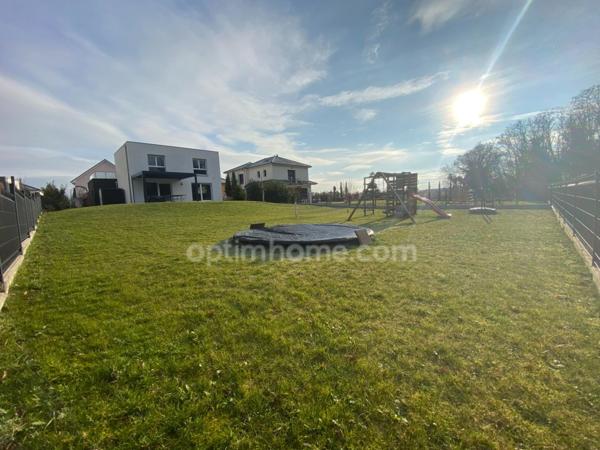 SAINT-LOUIS, 300m station bus pour Bâle, Splendide Villa de 2016, 136m² (+66m² de sous-sol chauffé!!), 8.80ares clos, arboré & paysagé. Vue forêt. Emplacement d'exception!