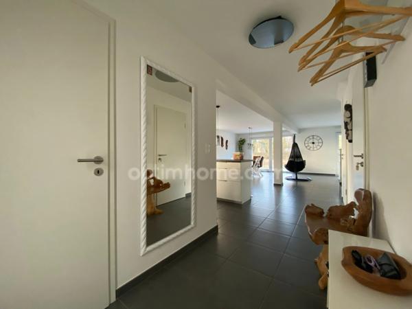 SAINT-LOUIS, 300m station bus pour Bâle, Splendide Villa de 2016, 136m² (+66m² de sous-sol chauffé!!), 8.80ares clos, arboré & paysagé. Vue forêt. Emplacement d'exception!