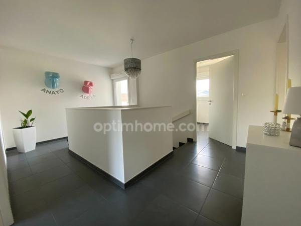 SAINT-LOUIS, 300m station bus pour Bâle, Splendide Villa de 2016, 136m² (+66m² de sous-sol chauffé!!), 8.80ares clos, arboré & paysagé. Vue forêt. Emplacement d'exception!