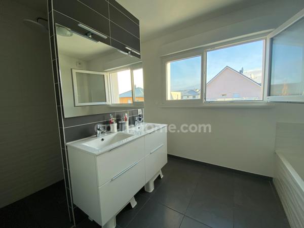 SAINT-LOUIS, 300m station bus pour Bâle, Splendide Villa de 2016, 136m² (+66m² de sous-sol chauffé!!), 8.80ares clos, arboré & paysagé. Vue forêt. Emplacement d'exception!