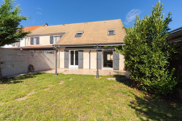 Maison familiale , 4 chambres , Garage , bon état général .