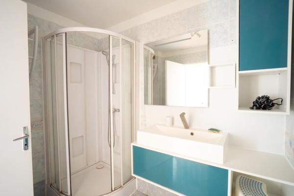 Maison familiale , 4 chambres , Garage , bon état général .