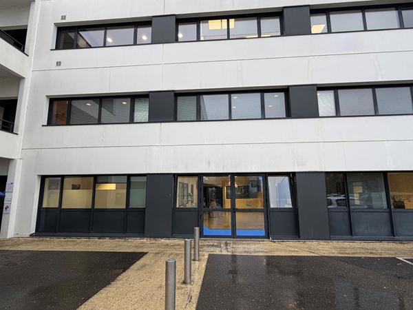 LAVAL A VENDRE BUREAUX DE 820 M² , Laval