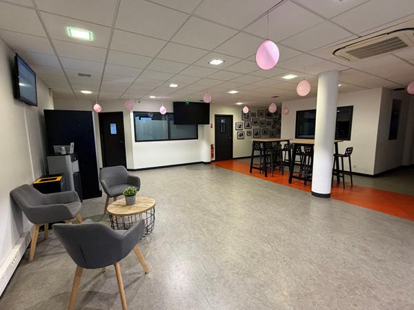 LAVAL A VENDRE BUREAUX DE 820 M² , Laval