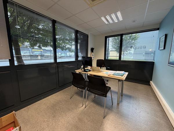 LAVAL A VENDRE BUREAUX DE 820 M² , Laval