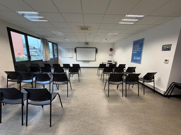 LAVAL A VENDRE BUREAUX DE 820 M² , Laval