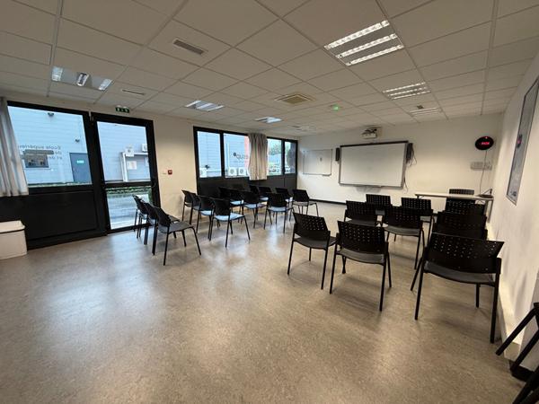 LAVAL A VENDRE BUREAUX DE 820 M² , Laval