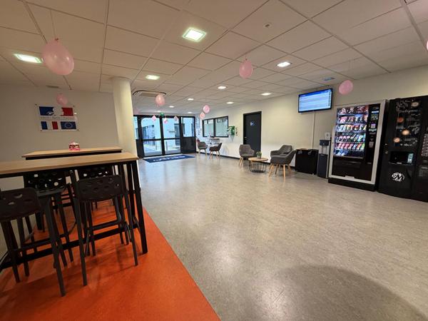 LAVAL A VENDRE BUREAUX DE 820 M² , Laval