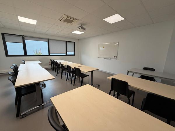 LAVAL A VENDRE BUREAUX DE 820 M² , Laval