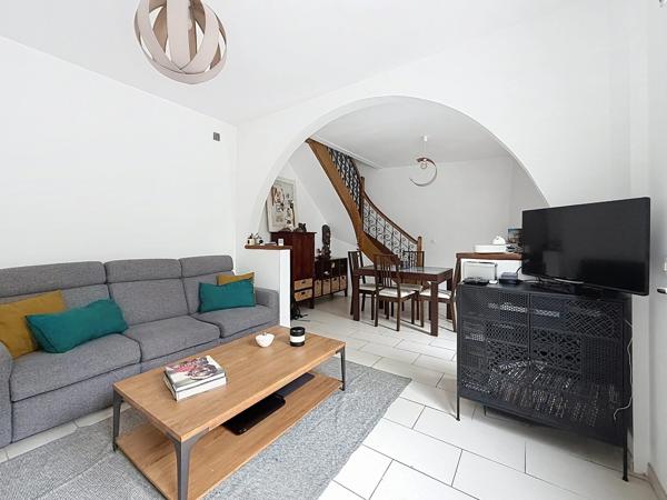 VOUVRAY – LE CHARME D’UNE MAISON DE VILLE RÉNOVÉE, AU CALME ET À L’ABRI DES REGARDS
