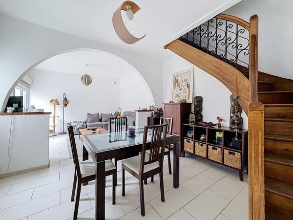 VOUVRAY – LE CHARME D’UNE MAISON DE VILLE RÉNOVÉE, AU CALME ET À L’ABRI DES REGARDS