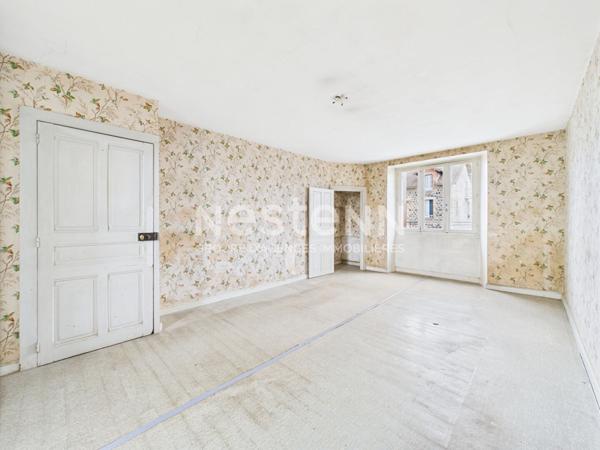 A vendre a Arpajon Sur Cere, Maison de ville 6 piece avec cave, garage et jardin, a renover