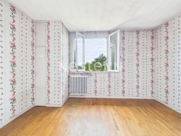 A vendre a Arpajon Sur Cere, Maison de ville 6 piece avec cave, garage et jardin, a renover