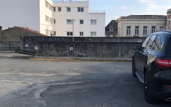 Stationnement à louer    Saintes
